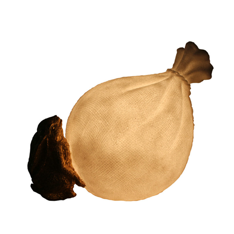 الحجر الرملي الداخلي بقيادة الحيوان بوني مع مصباح حقيبة